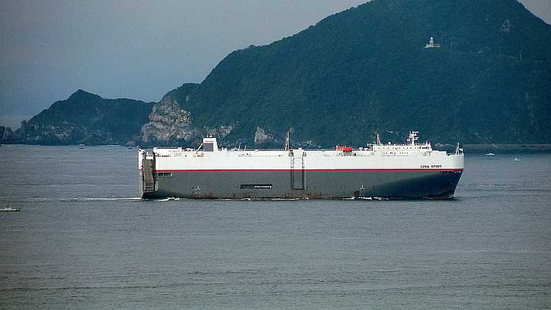 伊良湖水道を通航中の自動車運搬船(自動車専用船)