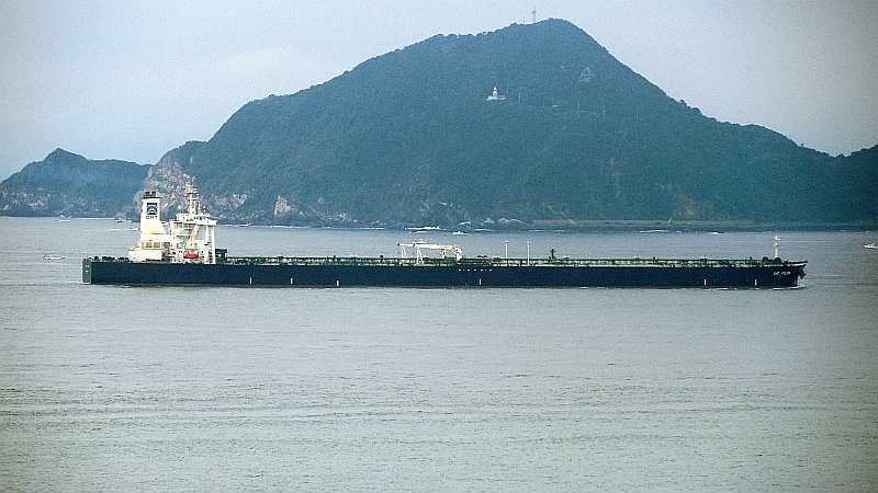 伊良湖水道を通航中の原油タンカー